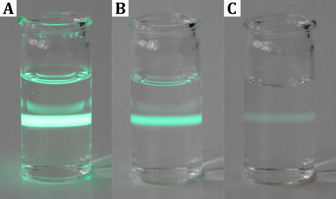 Fluoreszenz in vormals farbigen Textmarkerlösungen nach mehrmaliger Verdünnung.